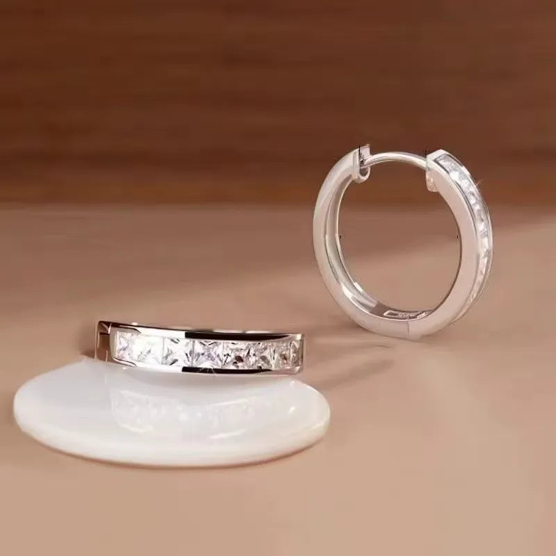 Brincos em Prata 925 com Zircônia e Formato Circular - AURORA
